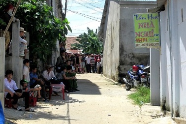 Núp gầm giường đâm chết tình địch