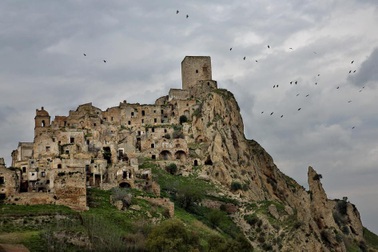 Đến thăm những ngôi làng “ma ám”