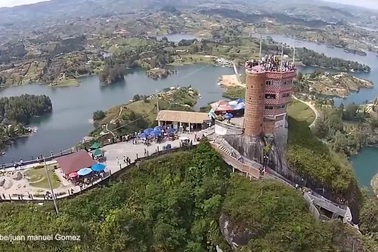 Cầu thang chênh vênh đáng sợ nhất thế giới