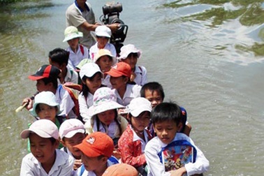 Tạo mọi điều kiện tốt nhất để HS vùng lũ đến trường