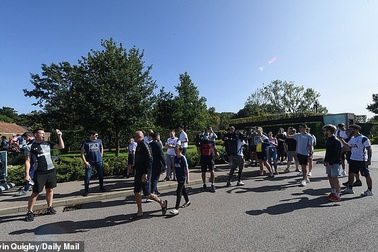 Cổ động viên nồng nhiệt chào đón Gareth Bale đến Tottenham