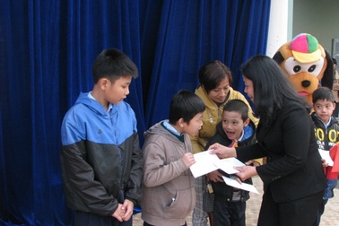 Trao quà Tết đến hàng trăm học sinh nghèo hiếu học