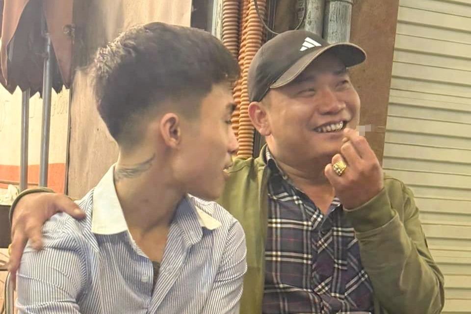 View - Món quà đặc biệt trong cuộc "tầm nã" 300 cây số đêm 8/3 | Báo Dân trí