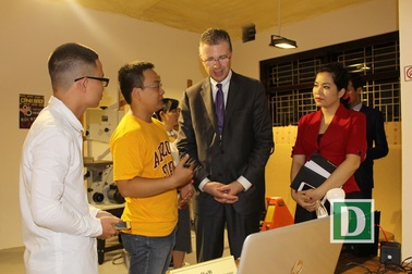 Tân Đại sứ Hoa Kỳ đến thăm Không gian Sáng chế ở Đại học Đà Nẵng