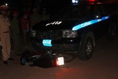 Hai người bị cuốn vào gầm ô tô cảnh sát 113