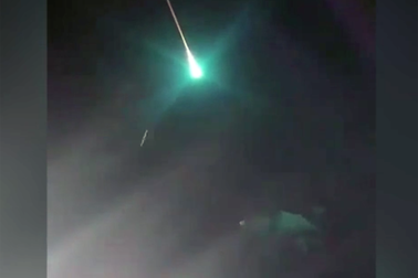 Vật thể màu xanh bí ẩn phát sáng trên bầu trời đêm nước Úc