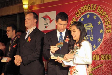 Hai thí sinh VN đoạt giải nhì cuộc thi phục vụ nhà hàng quốc tế