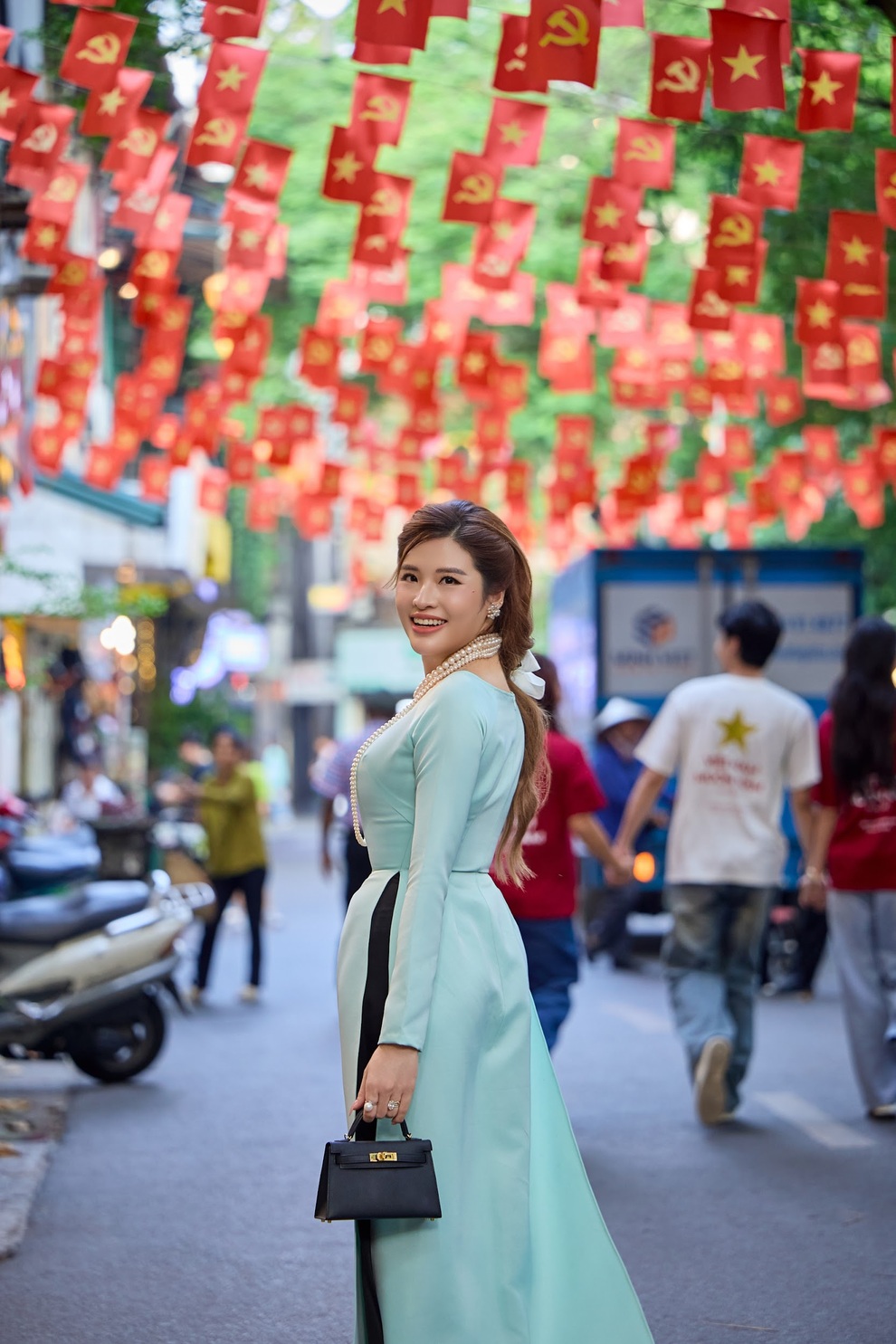 Phan Hoang Thu ស្លៀក Ao Dai មោទនភាពចំពោះទំនៀមទម្លាប់បដិវត្តន៍របស់គ្រួសារនាង - ៥ Phan Hoàng Thu diện áo dài, tự hào truyền thống cách mạng gia đình - 5