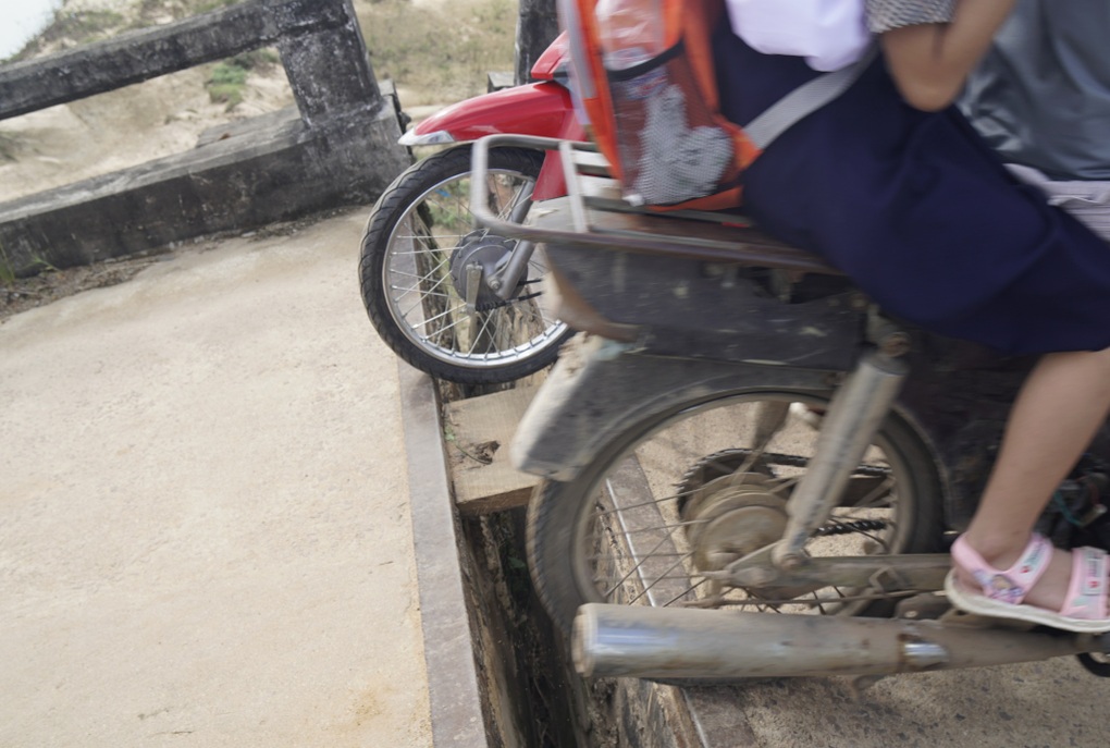 Đánh cược mạng sống khi qua cầu vượt sông bị sập lún 5 nhịp ở Bình Định - 7 Đánh cược mạng sống khi qua cầu vượt sông bị sập lún 5 nhịp ở Bình Định - 7