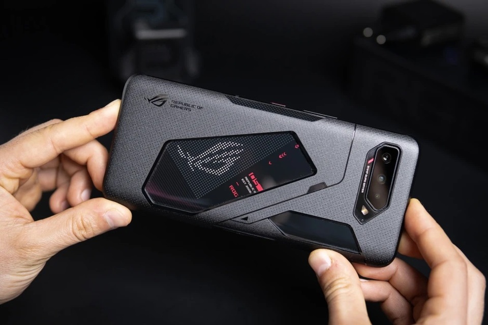 Asus ra mắt ROG Phone 5 với bộ nhớ RAM 18GB, mặt lưng màn hình LED - 2 Asus ra mắt ROG Phone 5 với bộ nhớ RAM 18GB, mặt lưng màn hình LED - 2
