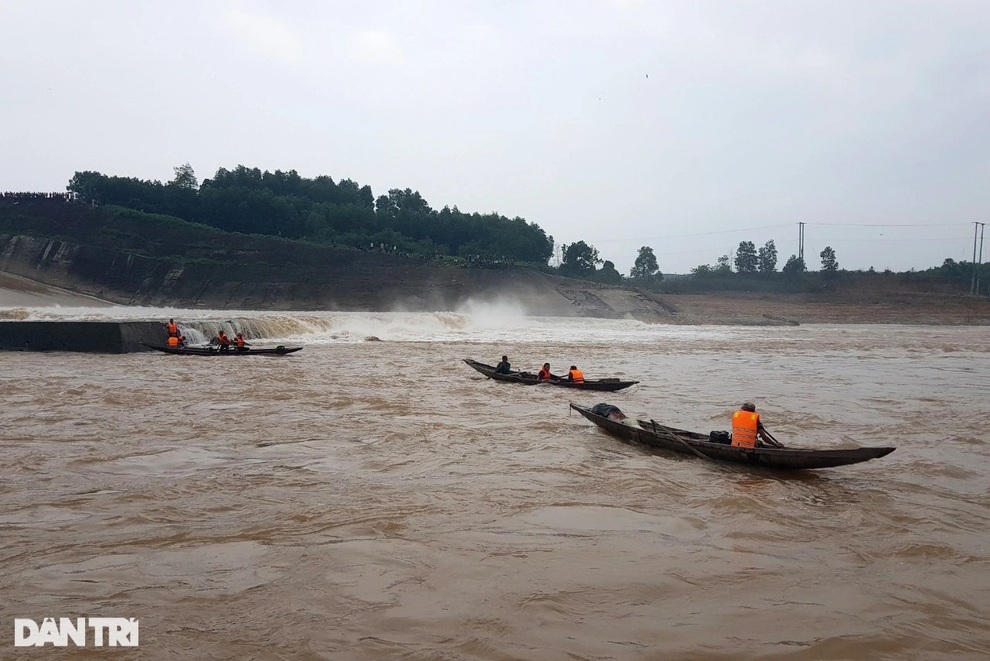 Giải cứu thành công Phó Giám đốc Sở và 6 người mắc kẹt, một người mất tích - 5 Giải cứu thành công Phó Giám đốc Sở và 6 người mắc kẹt, một người mất tích - 5