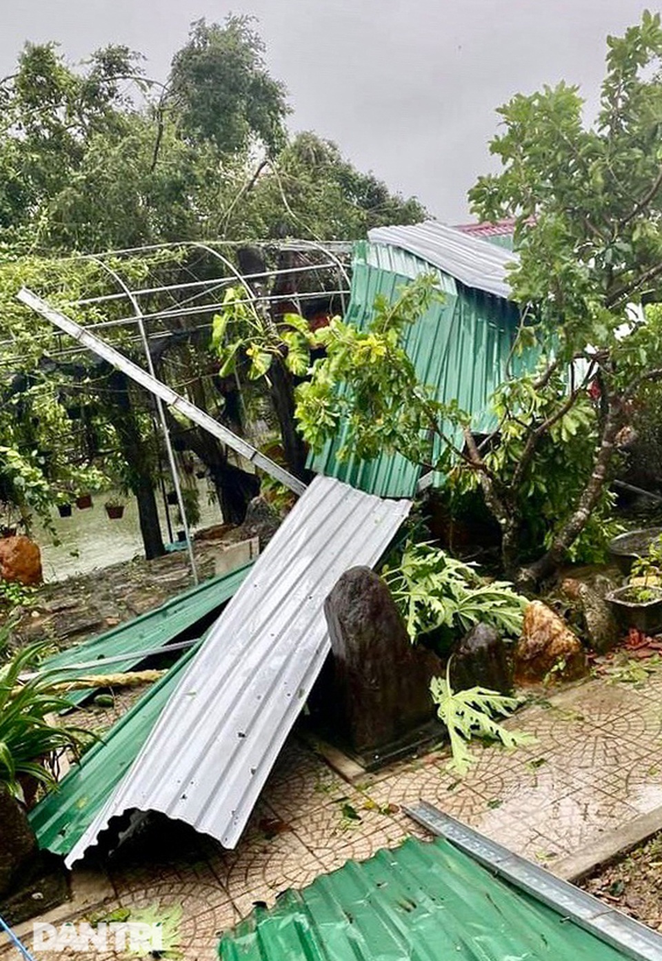 Quảng Ngãi: Nhà dân tan hoang sau bão số 9 - 8 Quảng Ngãi: Nhà dân tan hoang sau bão số 9 - 8