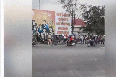 Hàng chục người tập trung phản đối bãi rác Hòn Rọ