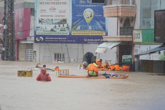 Lũ lớn tiếp tục dâng cao ở các tỉnh miền Trung, trực thăng tiếp tế, cứu hộ