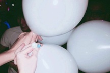 Hít 15 quả bóng cười, nữ sinh bị liệt 2 chân