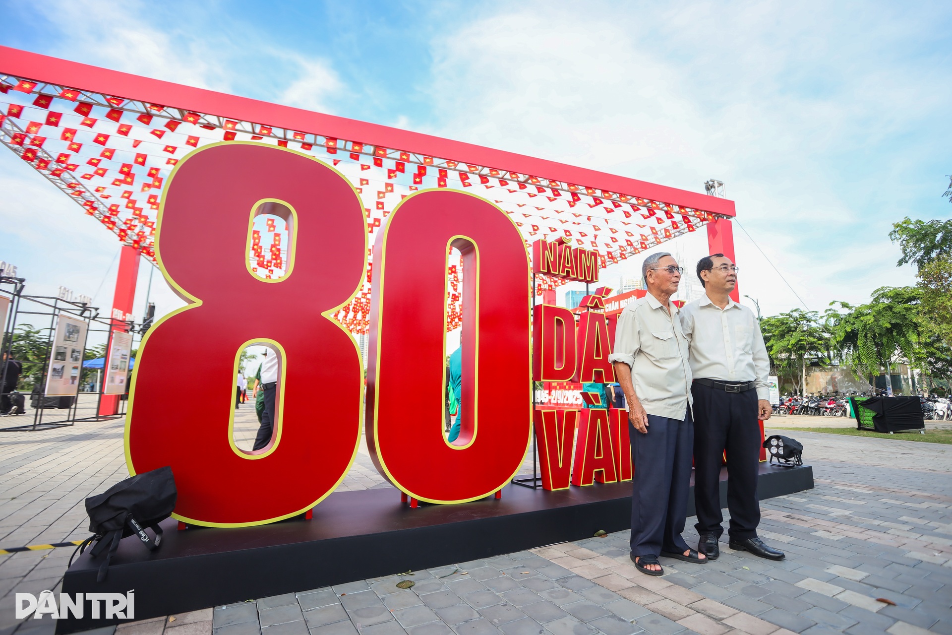 Triển lãm ảnh 80 năm - dấu ấn vàng son bên bờ sông Sài Gòn - 3 Triển lãm ảnh 80 năm - dấu ấn vàng son bên bờ sông Sài Gòn - 3