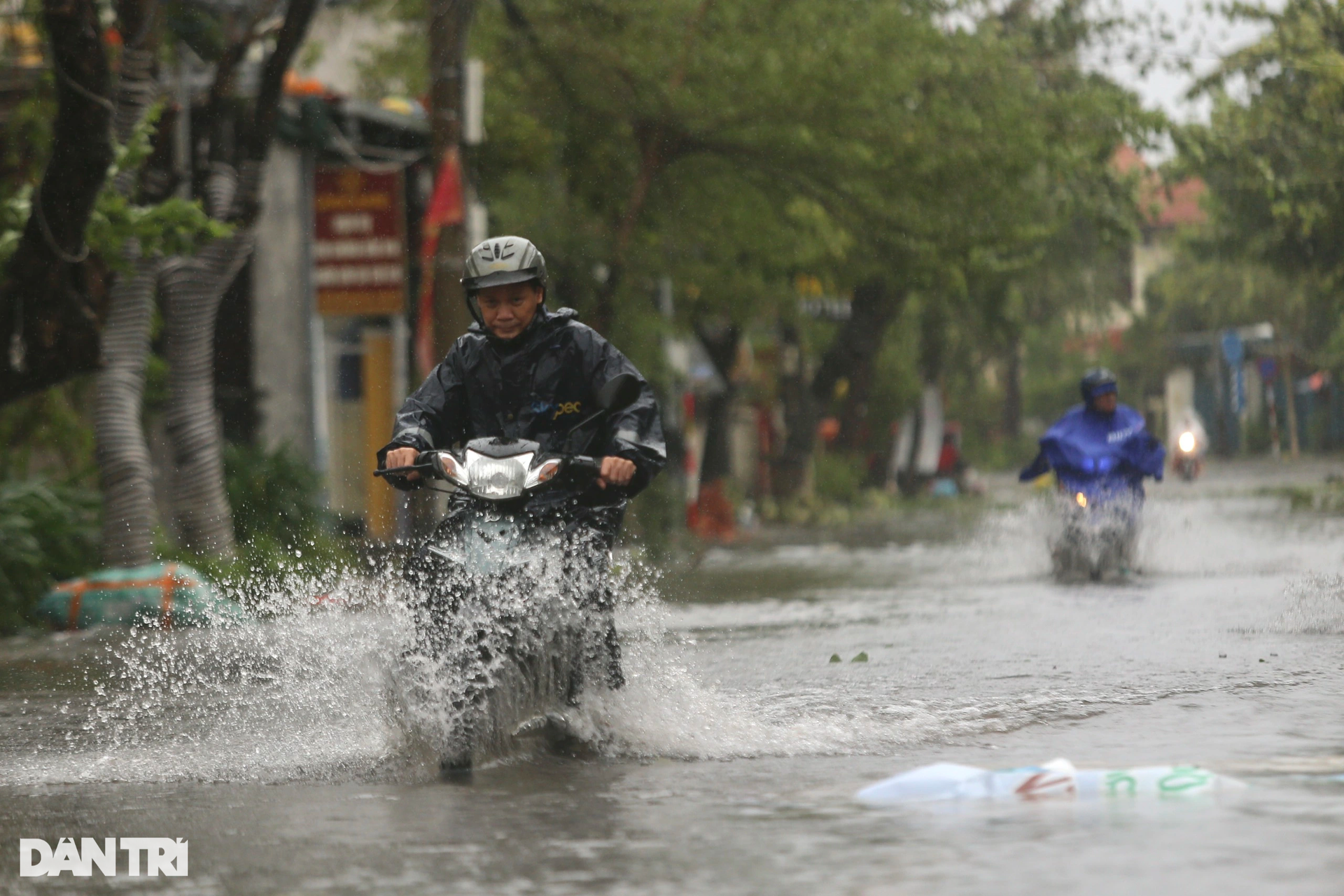 Phố cổ Hội An tan hoang sau khi bão quét qua - 18 Phố cổ Hội An tan hoang sau khi bão quét qua - 18