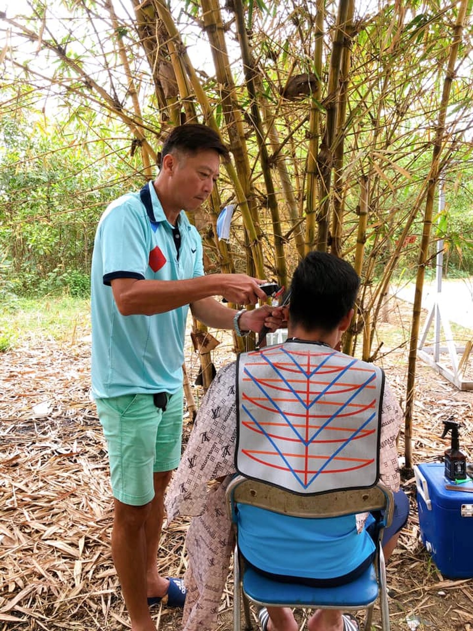 HLV Huỳnh Đức trổ tài cắt tóc cho học trò và trợ lý giữa mùa Covid-19 - 1