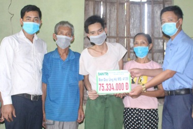 Bạn đọc giúp đỡ hơn 75 triệu đồng để cha con chống chọi bệnh ung thư