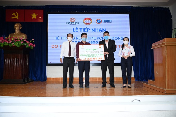 Tập đoàn Hưng Thịnh trao tặng hệ thống máy xét nghiệm Covid-19 cho Trung tâm kiểm soát bệnh tật TP.HCM - Ảnh 1. Tập đoàn Hưng Thịnh trao tặng hệ thống máy xét nghiệm Covid-19 cho Trung tâm kiểm soát bệnh tật TP.HCM - Ảnh 1.