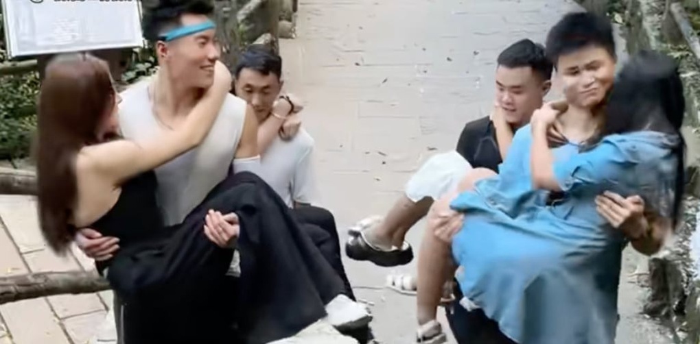 Nghề bế, cõng du khách lên núi gây tranh cãi vì hình ảnh nhạy cảm - 2 Nghề bế, cõng du khách lên núi gây tranh cãi vì hình ảnh nhạy cảm - 2