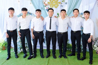 Vợ chồng nghèo "tay trắng" nuôi 7 con trai vào đại học