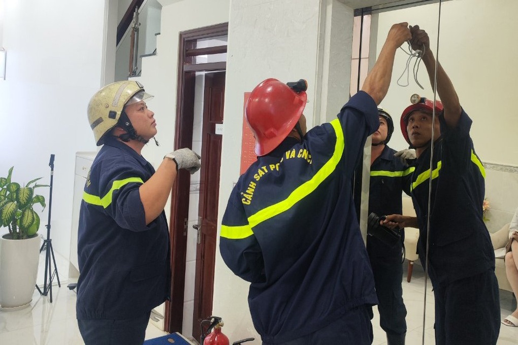 Cứu 5 người kẹt trong thang máy tòa nhà 4 tầng ở TPHCM - 1 Cứu 5 người kẹt trong thang máy tòa nhà 4 tầng ở TPHCM - 1