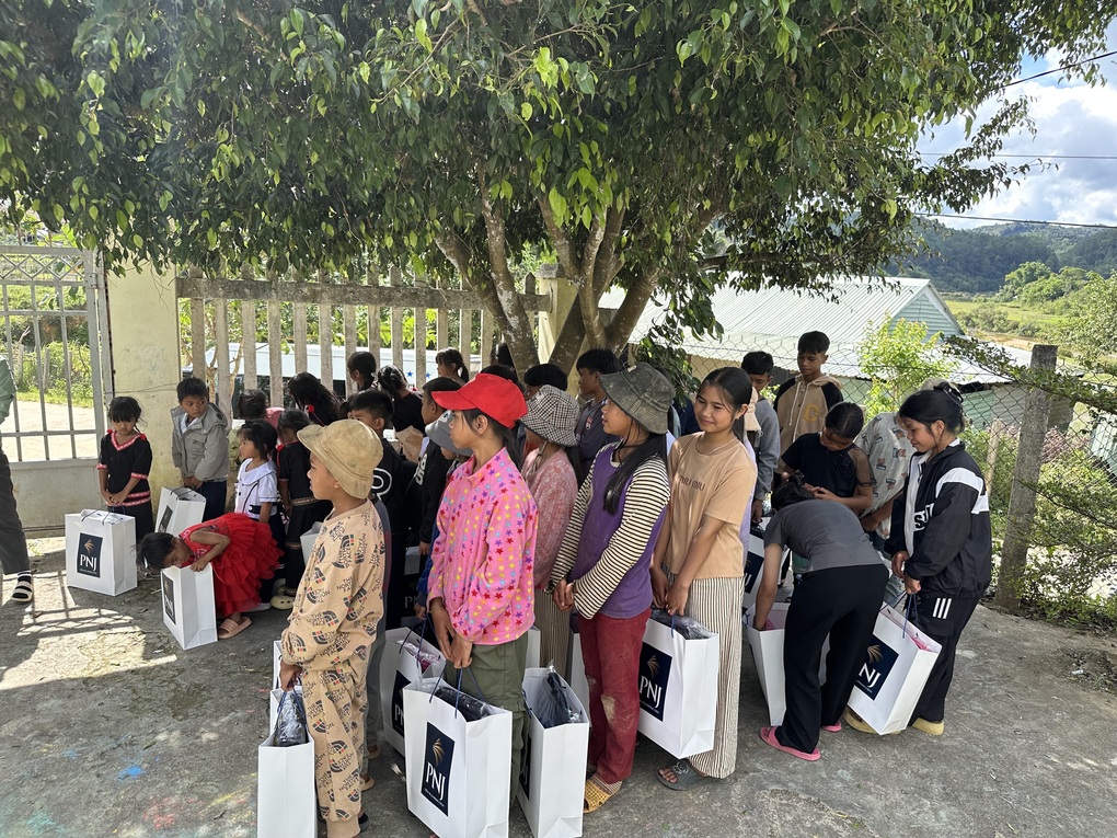 MV “Ngày ta có nhau”: Khi tình yêu vượt qua thử thách bằng cam kết chủ động - 5 MV “Ngày ta có nhau”: Khi tình yêu vượt qua thử thách bằng cam kết chủ động - 5