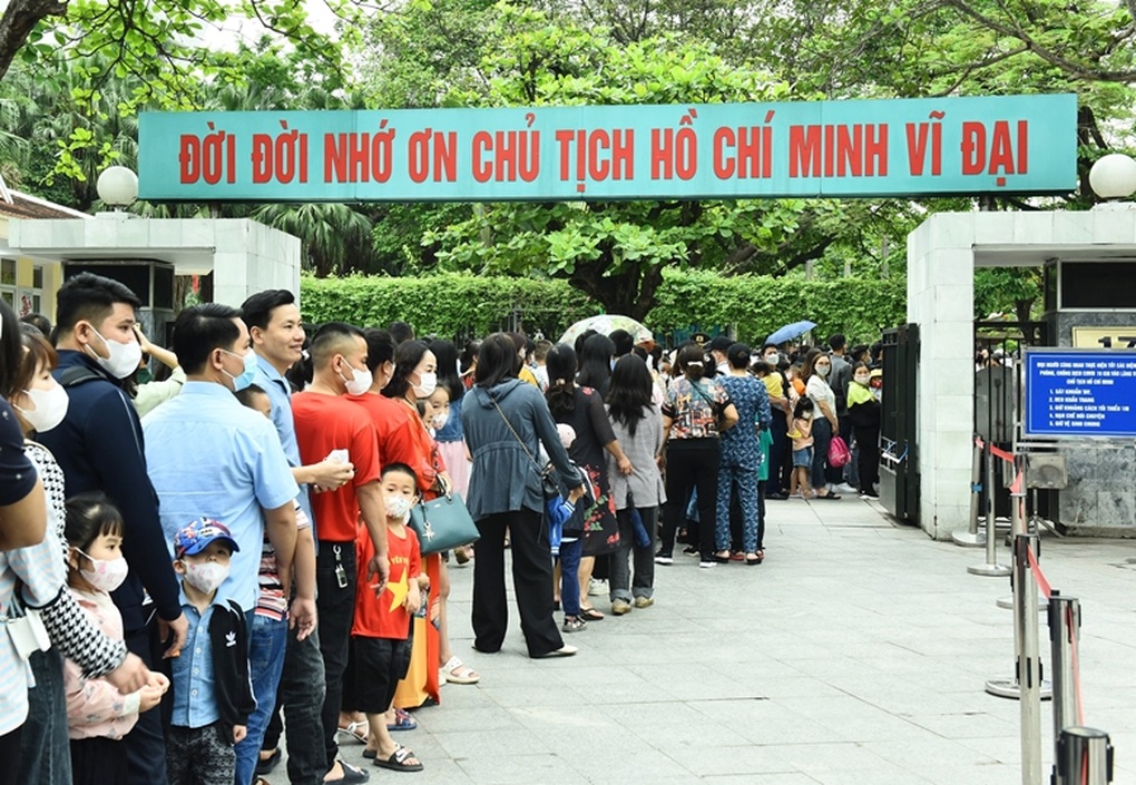 Gần 2,5 vạn lượt nhân dân và khách quốc tế vào Lăng viếng Bác - 2 Gần 2,5 vạn lượt nhân dân và khách quốc tế vào Lăng viếng Bác - 2