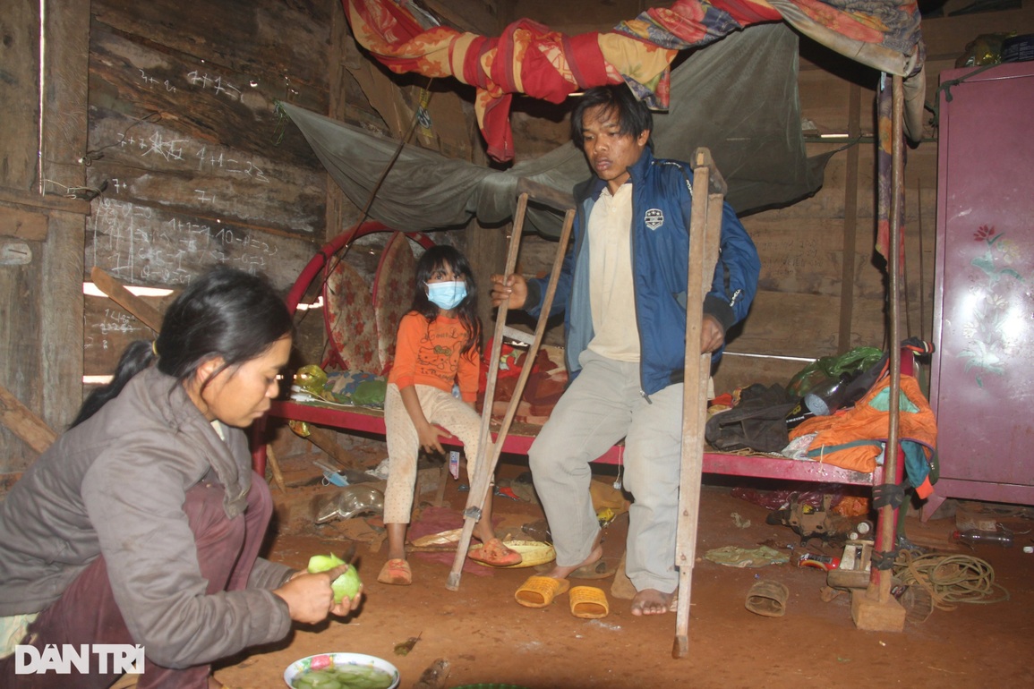 Bố đổ bệnh nguy kịch, cháu bé MNông 6 tuổi thèm bữa cơm có thịt - 4 Bố đổ bệnh nguy kịch, cháu bé MNông 6 tuổi thèm bữa cơm có thịt - 4