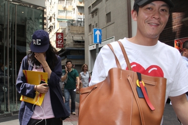 Người mẫu có chồng che mặt khi bị bắt gặp đi cùng Trần Quán Hy