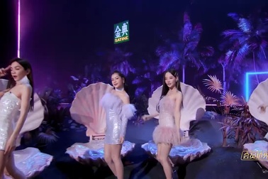 Chi Pu trình diễn "See tình" tại "Đạp gió 2023"