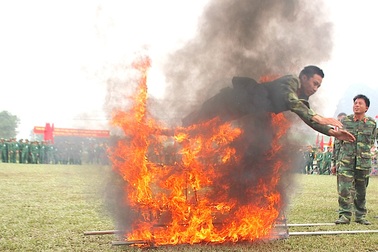 Thót tim xem các chiến sĩ trinh sát bay qua vòng lửa