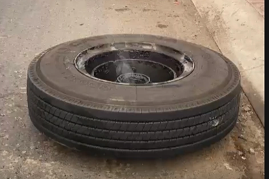 Nam thanh niên bất tỉnh vì bị bánh ô tô văng trúng người