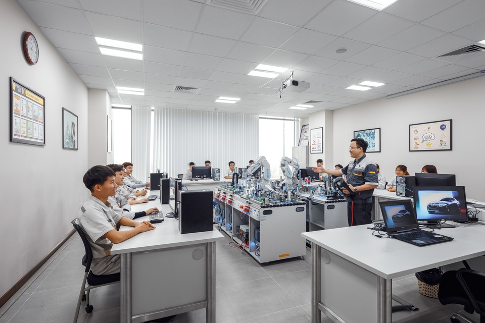 VinFast hợp tác đào tạo chuyên ngành cơ điện tử và kỹ thuật ô tô - 2 VinFast hợp tác đào tạo chuyên ngành cơ điện tử và kỹ thuật ô tô - 2