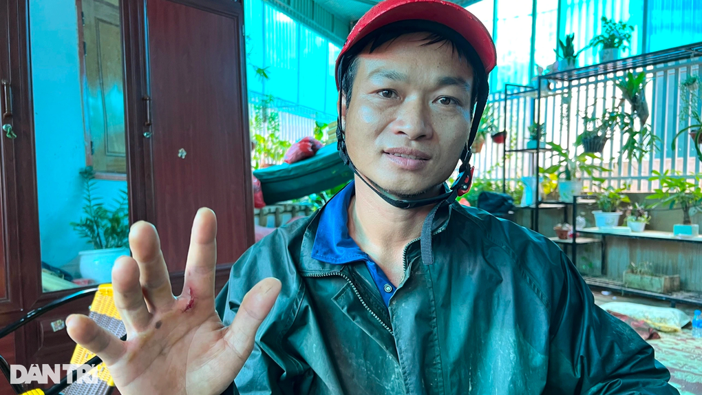 trưởng bản Truyền .jpg Tặng_giấy_khen.jpg