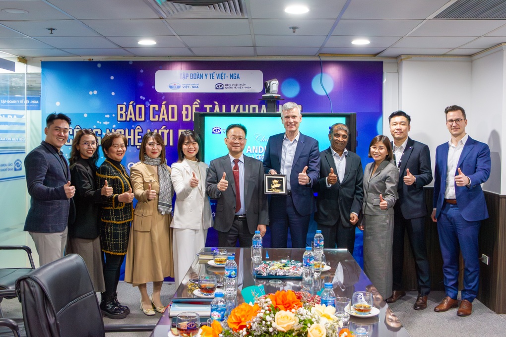 Chủ tịch, CEO toàn cầu tập đoàn Carl Zeiss thăm Bệnh viện Mắt Quốc tế Việt - Nga - 5 Chủ tịch, CEO toàn cầu tập đoàn Carl Zeiss thăm Bệnh viện Mắt Quốc tế Việt - Nga - 5