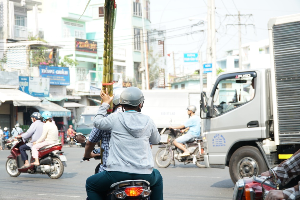 Người Sài Gòn đổ xô mua mía cầu tài đầu năm - 10 Người Sài Gòn đổ xô mua mía cầu tài đầu năm - 10