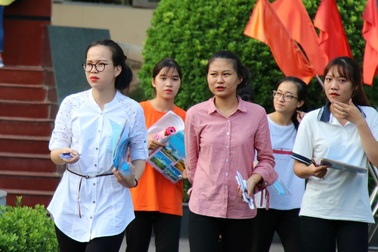 Ý thức chấp hành luật giao thông vào đề thi viết luận Năng khiếu Báo chí