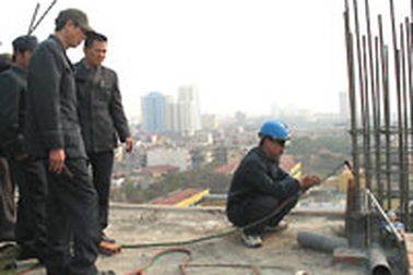 Đình chỉ 11 cán bộ tiếp tay các công trình sai phép