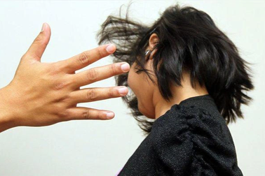 Con lớp 1 mở miệng nói tiếng Việt liền bị mẹ... tát tai