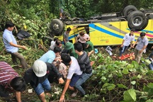 Xe chở 20 sinh viên đi thực tế rơi từ đèo Hải Vân xuống vực sâu