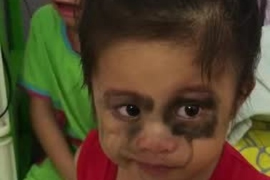 Nhiều bà mẹ Việt vẽ quầng thâm ở mắt, cai nghiện điện thoại cho trẻ