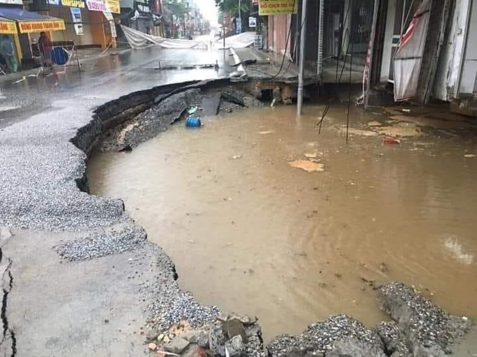 Hố tử thần ở Hà Nội tiếp tục nở rộng sau trận mưa lớn - 1 Hố tử thần ở Hà Nội tiếp tục nở rộng sau trận mưa lớn - 1