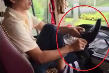 Xử nghiêm tài xế xe khách buông vô lăng để xỏ tất, đi giày