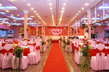 Cả trường nghỉ học vì đám cưới con cô Hiệu trưởng