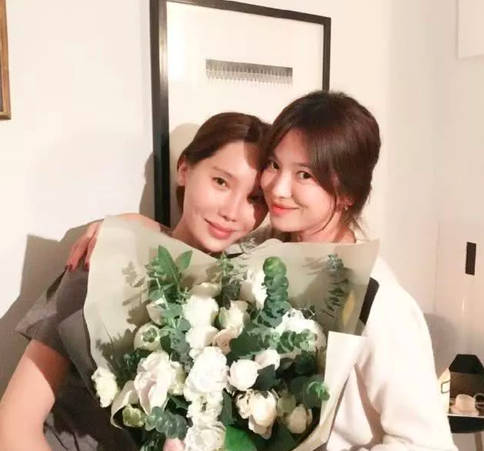 Song Hye Kyo chụp ảnh cùng người khác phái nhân dịp sinh nhật - 2 Song Hye Kyo chụp ảnh cùng người khác phái nhân dịp sinh nhật - 2