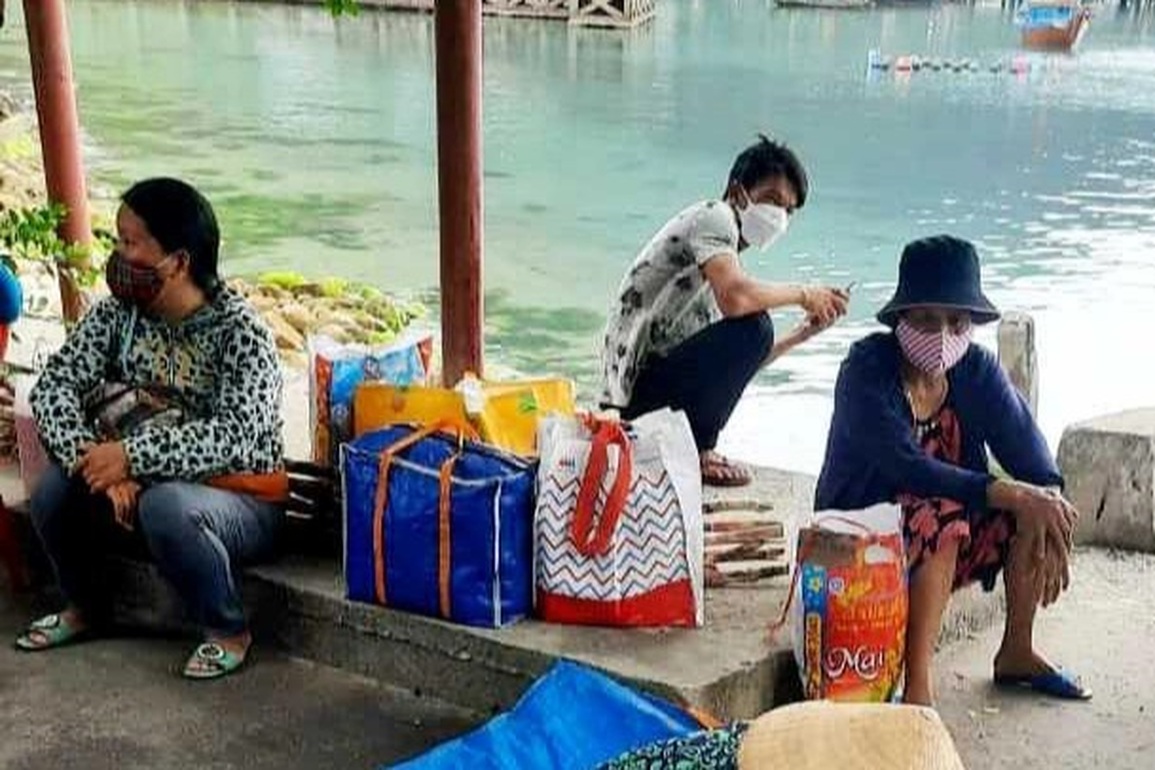 Ca nô bất ngờ bị cấm xuất bến khiến người dân mắc kẹt ở đảo Cù Lao Chàm - 2 Ca nô bất ngờ bị cấm xuất bến khiến người dân mắc kẹt ở đảo Cù Lao Chàm - 2