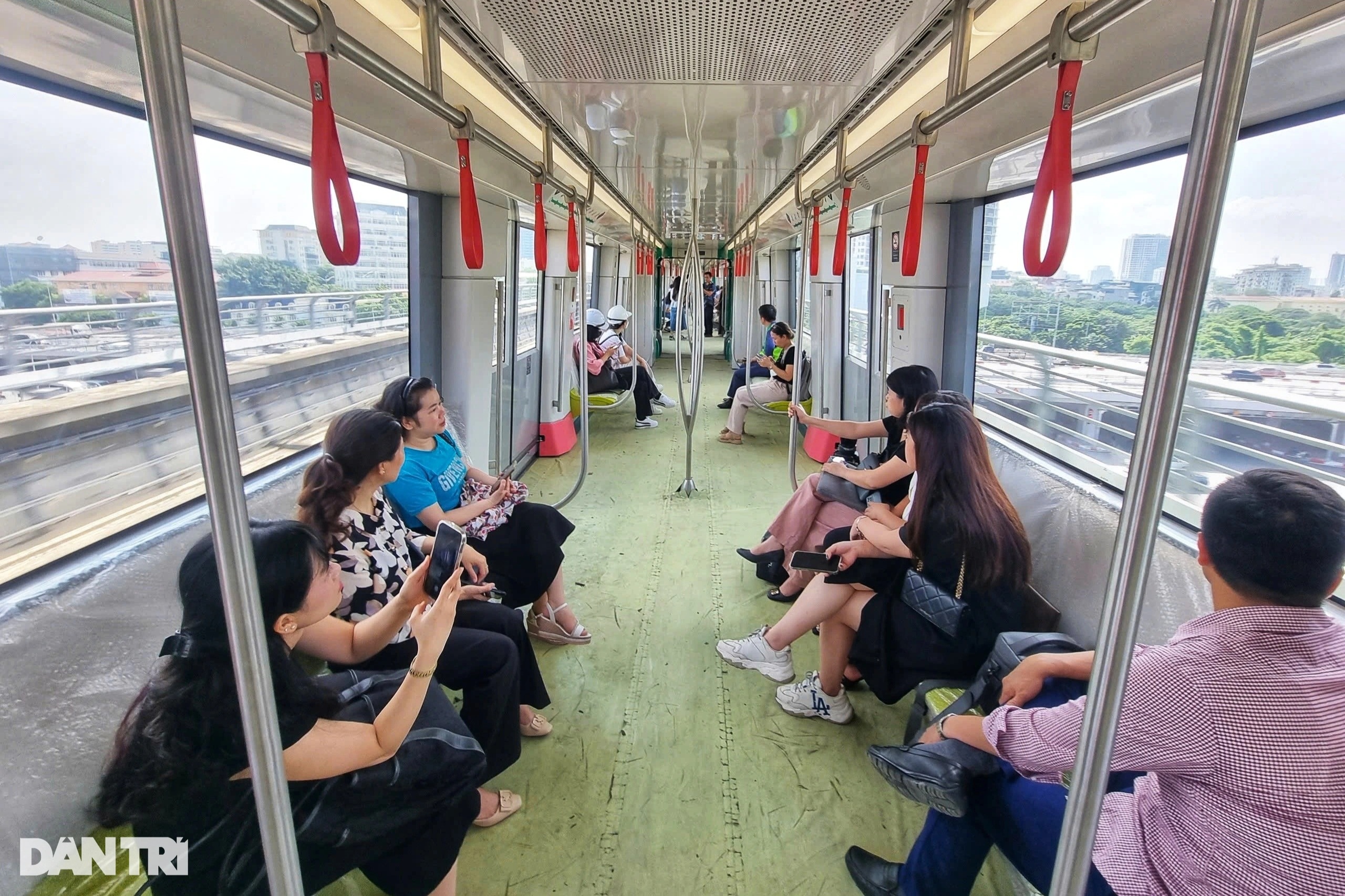 View - Trải nghiệm toàn tuyến metro Nhổn - Cầu Giấy trước ngày vận hành | Báo Dân trí