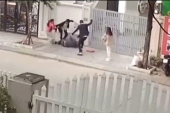 Người đàn ông bị đánh hội đồng trên vỉa hè ở Hà Nội